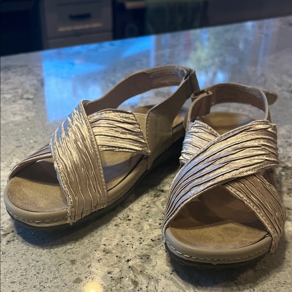 Baretraps NWOB BareTraps Textured Gold Metallic Sandals Size 6 - Picture 8 of 8